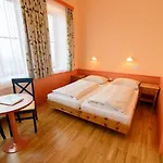 Ξενοδοχείο Jufa 3*